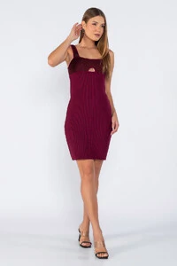 Vestido tricot detalhe no decote