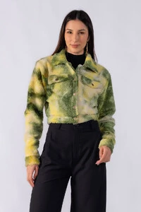 Jaqueta cropped teddy com botoes