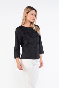 Camisa em algodao com aplicacoes em guipir