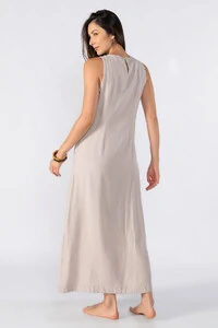 Vestido longo com detalhe frontal