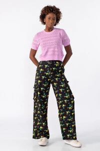 Blusa curta de tricot trabalhado
