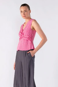 Blusa em listras peplum com detalhe no busto