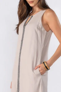 Vestido longo com detalhe frontal