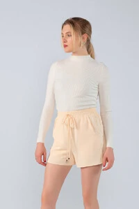 Shorts crepe com bolsos e detalhes em strass
