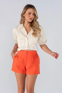 Shorts liso bolso lateral