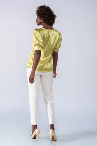 Blusa acetinada decote quadrado