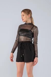 Shorts crepe com bolsos e detalhes em strass