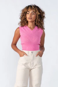 Blusa regata curta com furinhos