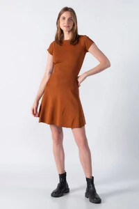 Vestido modelado com manga curta