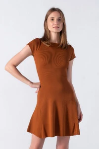 Vestido modelado com manga curta