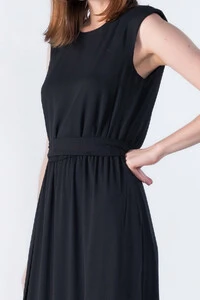 Vestido longo com ombreira e babado