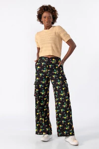 Blusa curta de tricot trabalhado