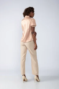 Blusa acetinada com 2 bolsos e botoes