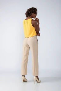 Blusa cropped em crepe texturizado