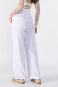 Calça pantalona texturizada com bolsos