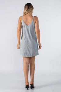 Vestido curto plush com aplicacao