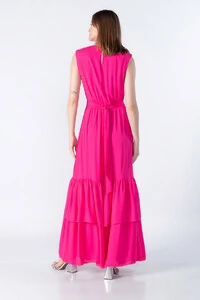 Vestido longo com ombreira e babado