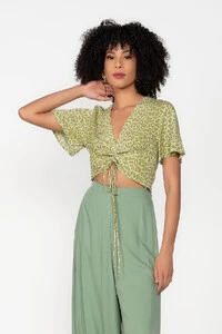 Cropped em viscose animal print