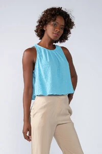Blusa cropped em crepe texturizado