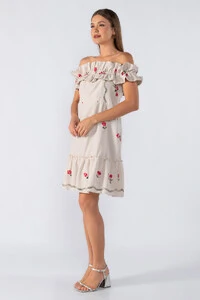 Vestido curto bordado ombro a ombro