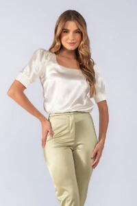 Blusa acetinada decote quadrado