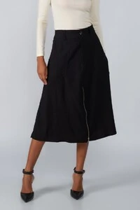 Saia midi em viscose com bolsos e ziper frontal