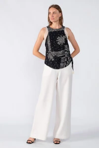Blusa estampada com detalhe na cintura