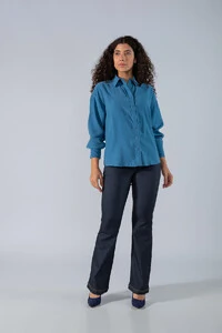 Camisa oversize em viscose e botao frontal