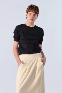 Blusa curta em viscose com texturas