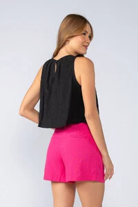 Blusa cropped em crepe texturizado