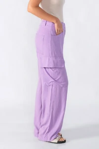 Calca pantalona com cinto e bolsos laterais