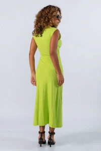 Vestido midi canelado com decote