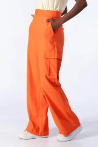 Calca pantalona em linho com bolsos