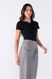 Blusa basica recorte em v no decote