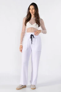 Calça pantalona texturizada com bolsos
