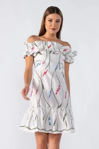 Vestido curto bordado ombro a ombro