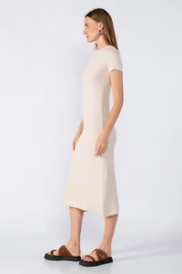 Vestido midi manga curta canelado