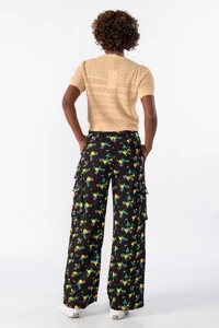 Blusa curta de tricot trabalhado
