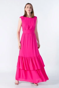 Vestido longo com ombreira e babado