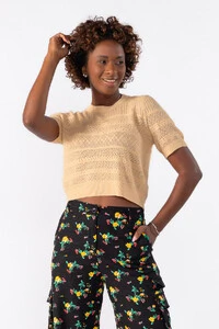 Blusa curta de tricot trabalhado
