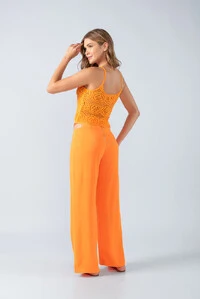 Calca pantalona em crepe recorte cos
