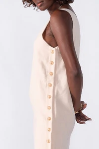 Vestido midi com detalhes em botoes laterais