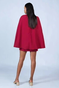 Vestido curto com capa