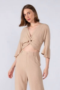 Cropped em viscose manga flare