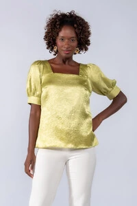 Blusa acetinada decote quadrado