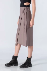 Saia midi em viscose com bolso e faixa