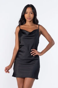 Vestido curto decote degage