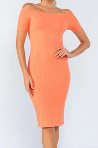 Vestido midi canelado ombro a ombro
