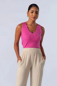 Blusa regata canelada decote em v