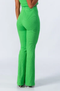 Calca flare em viscose canelada